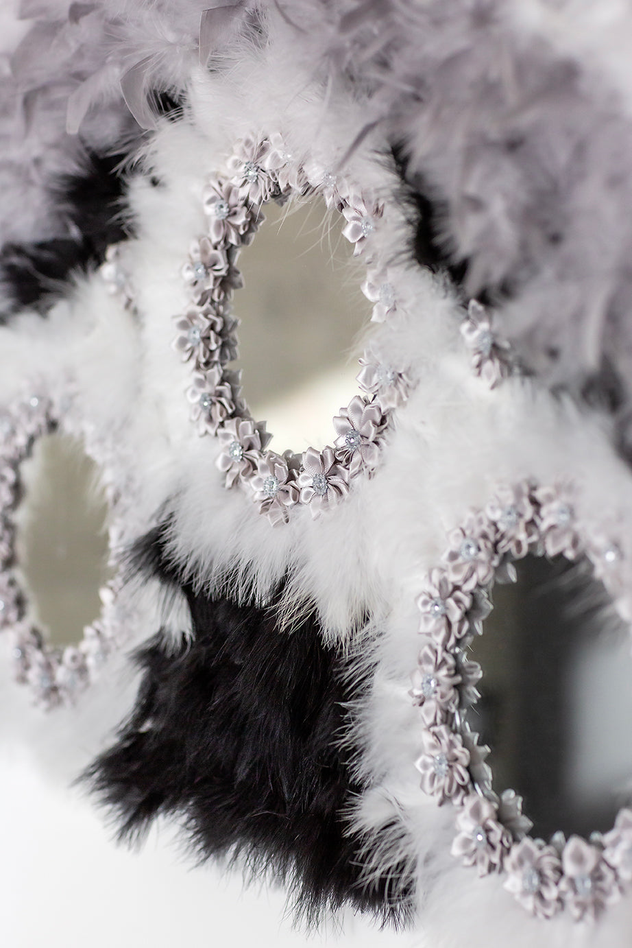 TRILOGIE DE PLUMES ET DE SATIN
