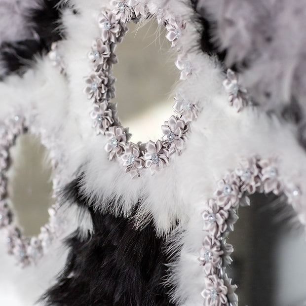 TRILOGIE DE PLUMES ET DE SATIN